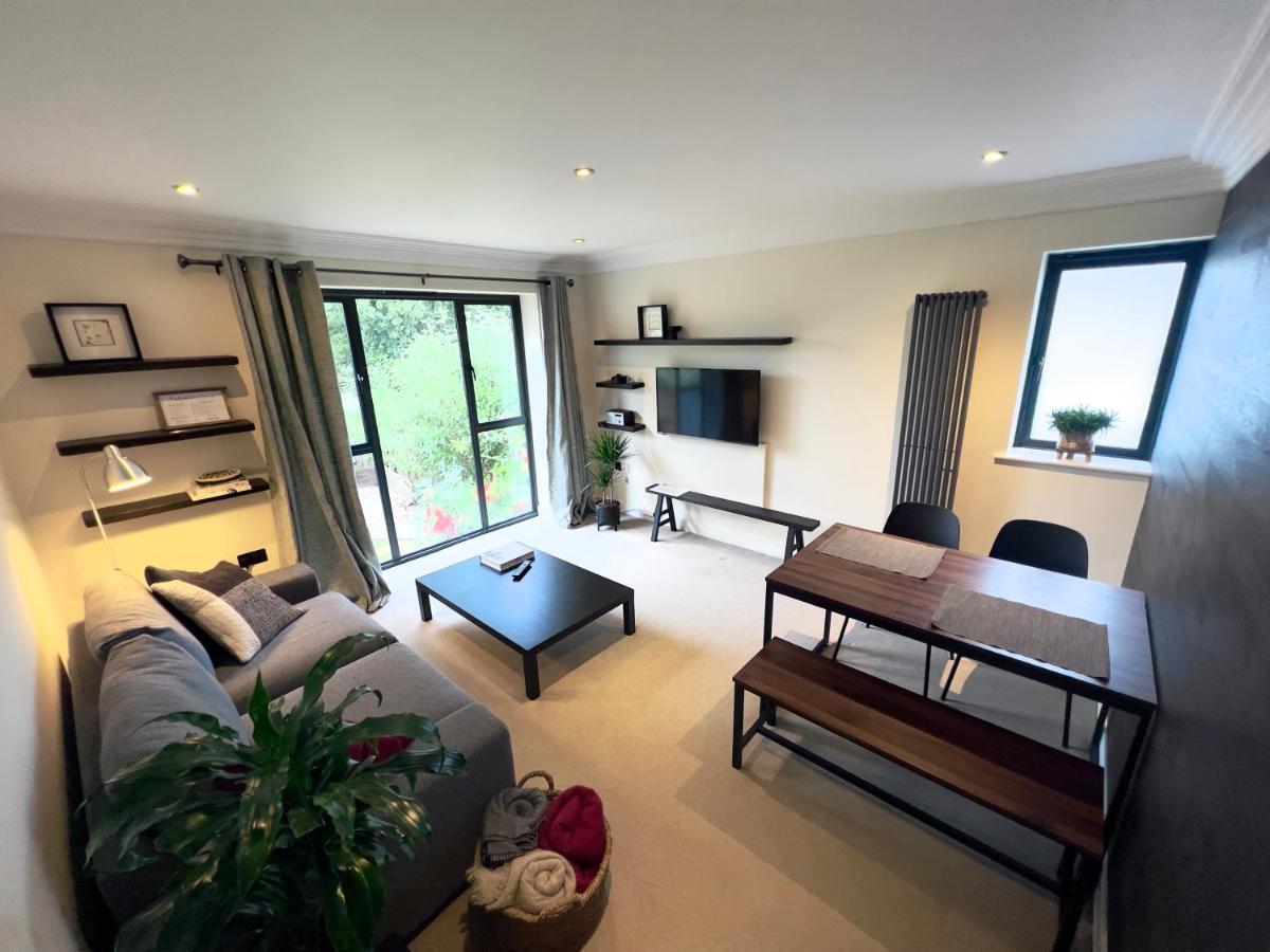 Апартаменти Modern And Cozy 2-Guest Flat With Gated Parking Кінгстон-на-Темзі Екстер'єр фото