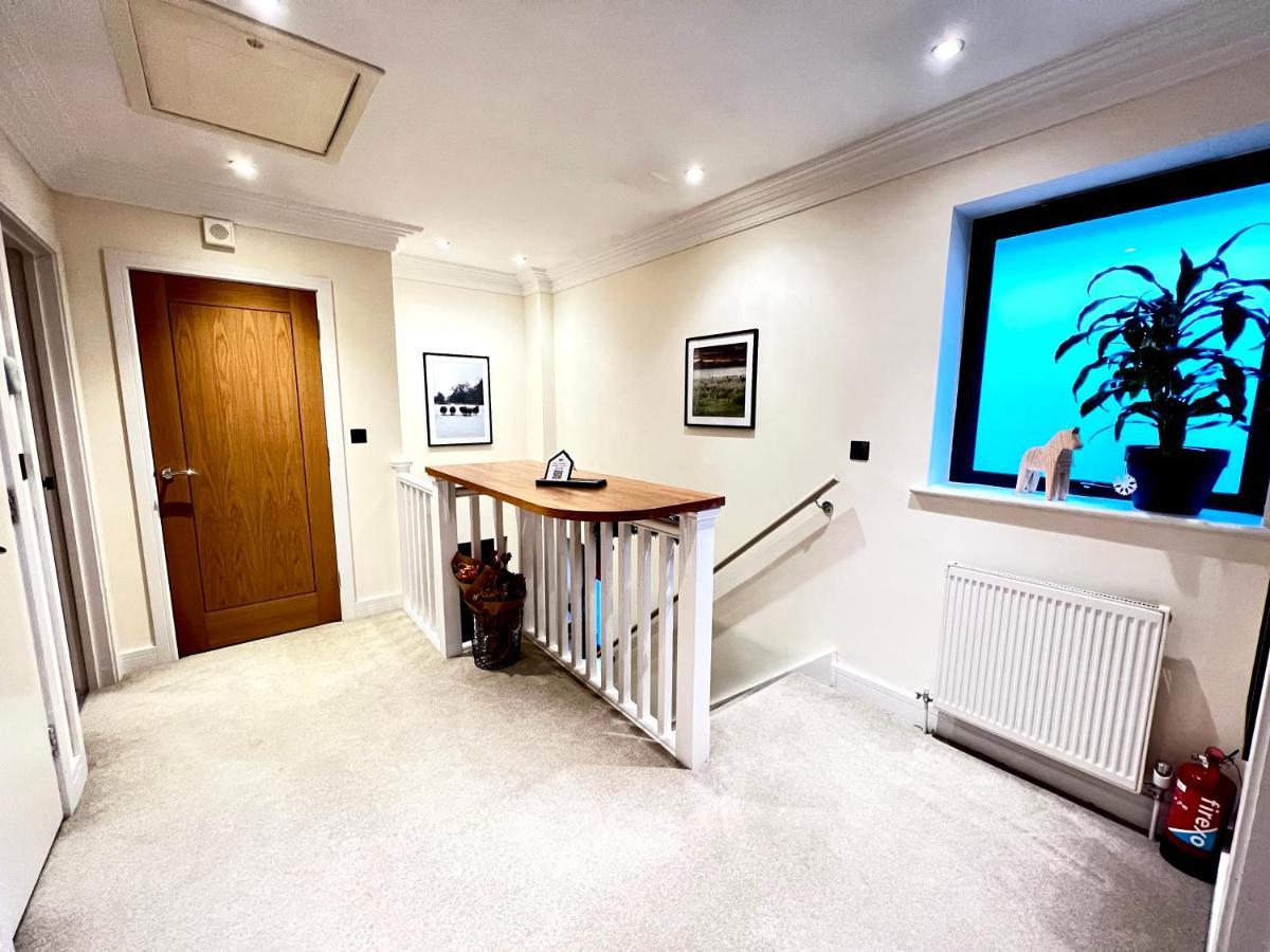 Апартаменти Modern And Cozy 2-Guest Flat With Gated Parking Кінгстон-на-Темзі Екстер'єр фото
